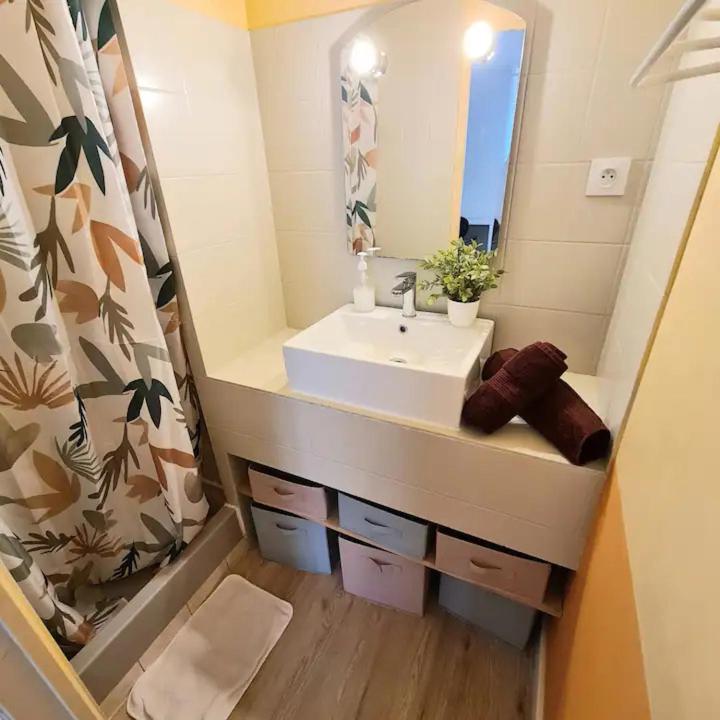 Le Tropical - Local A Velos Au Centre Historique Tonnerre Zewnętrze zdjęcie